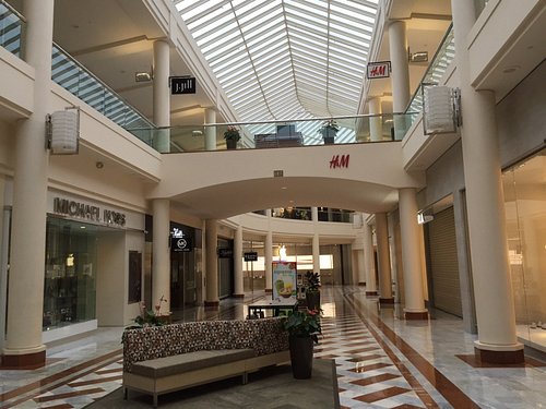 San Francisco's Most Prominent Shopping Mall Goes Bust