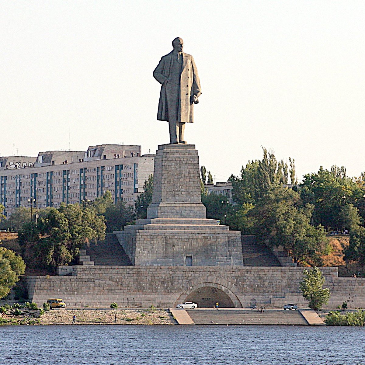 Волгоград стоит. Волгоград монумент Ленина Красноармейский район. Памятник Ленину в Волгограде. Памятник Ленину Волгоград Красноармейский район. Памятник Ленину в Волгограде самый высокий.