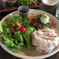 ワンプレートランチ(1090円、当日はチキンハンバーグ)