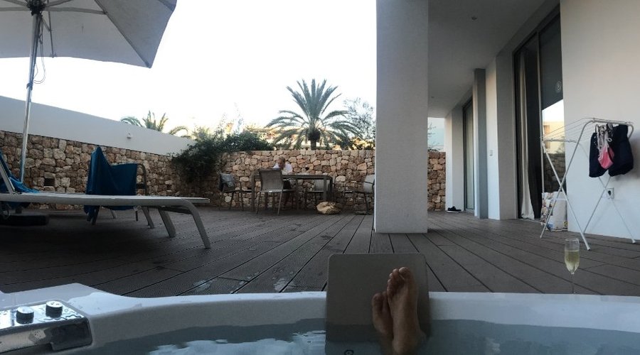 Terras vanuit de jacuzzi