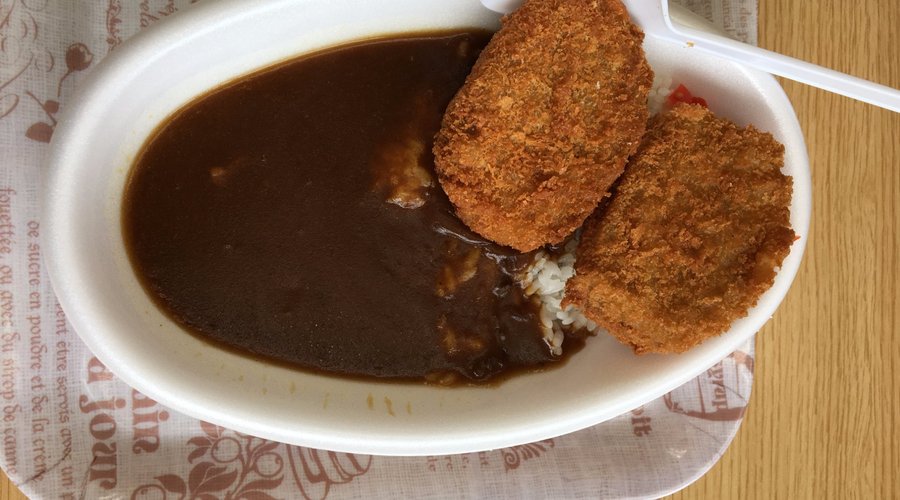 カレーに葉山コロッケのトッピング