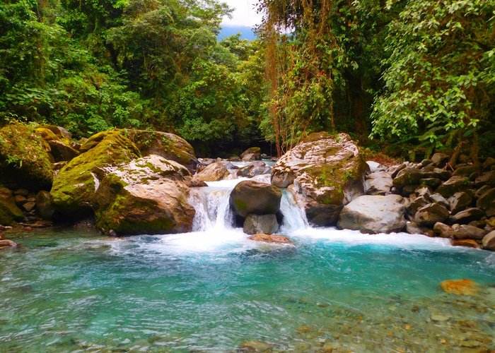 Charco azul, ubicado en cerca a donde nace del río Güéjar  