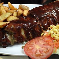 Costillas de Cerdo al horno con salsa barbacoa: 700 gramos de costillas patatas deluxe y ensalad