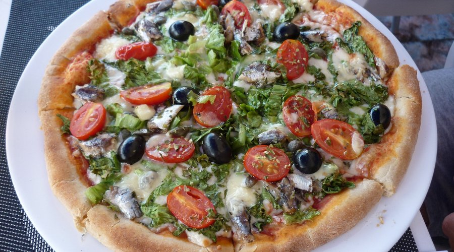 Pizza Siziliana mit Sardelle, Tomaten, Oliven und Basilikum