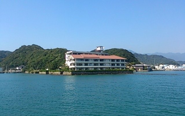 海から見たホテルの様子