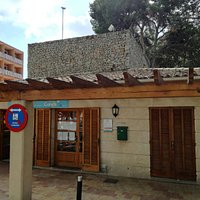 Exterior de la oficina turística / Outside the touristic office