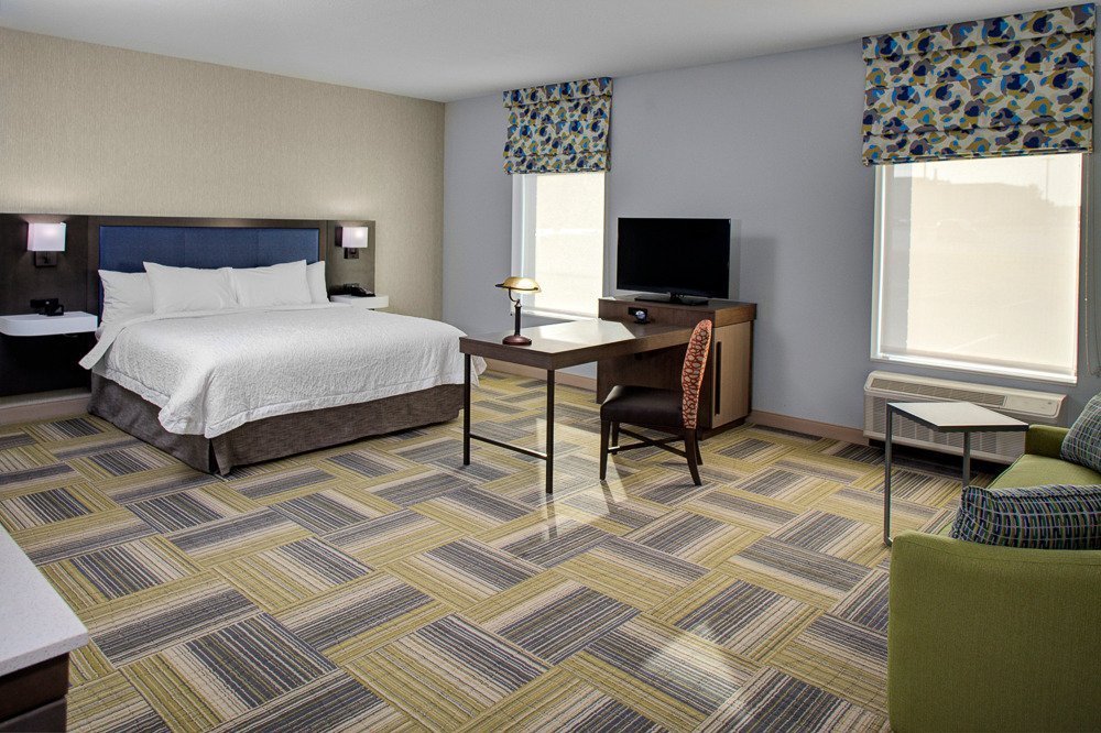 Hampton Inn & Suites Syracuse North Airport Area - hotel rooms