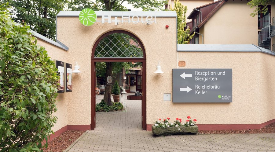Eingang vom H+ Hotel Nürnberg