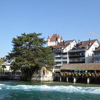 Aare mit sicht auf das Schloss Thun