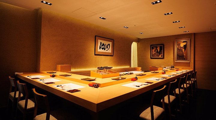 カウンター 10席ご用意しております。気取らない雰囲気ですので、お一人様でも気軽に立ち寄り下さい。