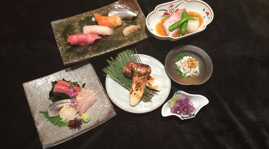 2017年10月：今月のおまかせコース(15,000円)です。焼き松茸・日高産毛蟹・対馬産のど黒煮付け・旬の一品料理・握りなど。