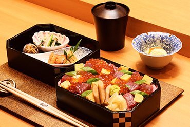 ランチにて、ちらし寿司二段重（デザート付）を1,500円でご提供しております。一日限定10食となります。