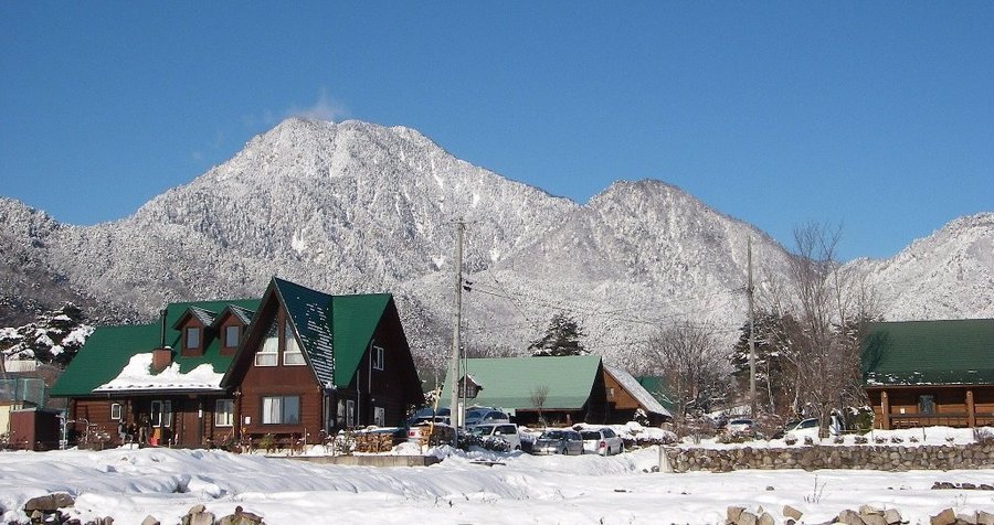有明山の麓に、穂高温泉郷内に位置し、冬は雪景色を楽しむこともできます！