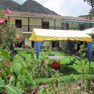 FOTO DEL JARDÍN DEL HOSPEDAJE