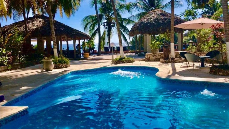 Pool & Bar Area