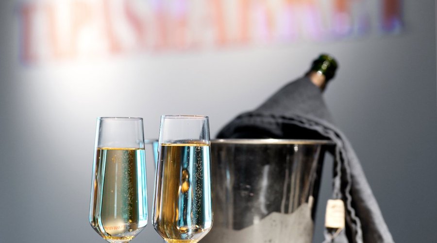 Cava är vår passion, avnjut ett glas cava i vår Loungebar.