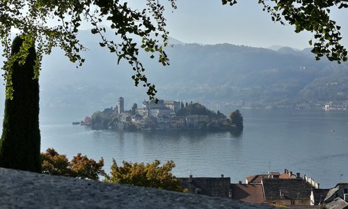 Veduta isola dal muretto del Sacro Monte