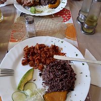 camaron, arroz moro, vianda e ensalada | golden blue, arroz moro e ensalada