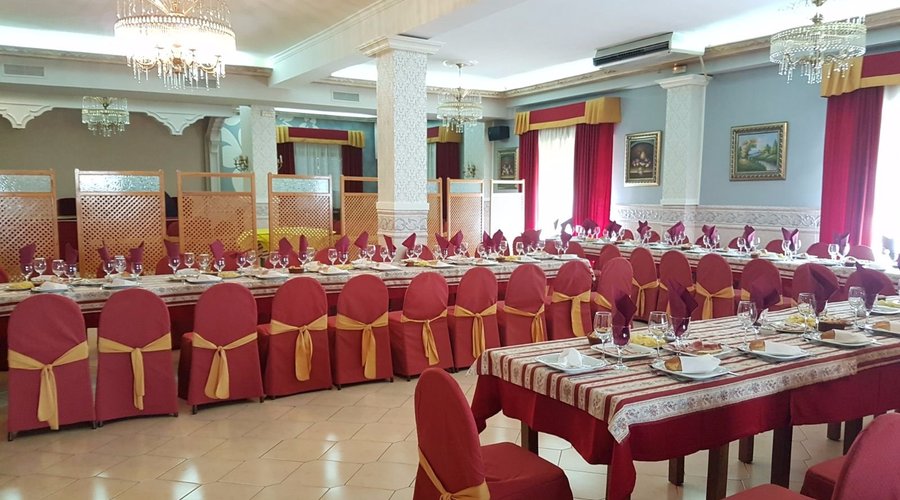 Amplio salón para celebraciones, comidas de empresa, etc..