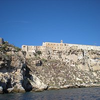Veduta del complesso del castello e dell'abbazia dal mare