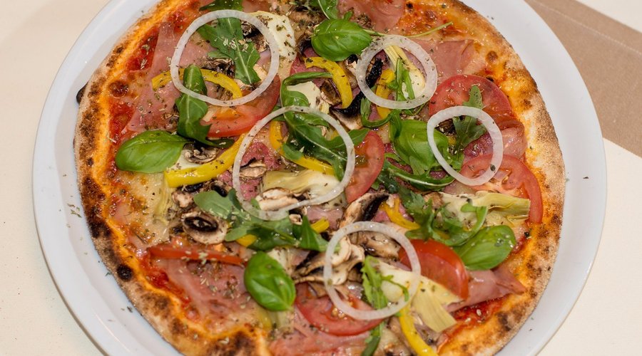 Frische Pizza aus dem Holzofen 