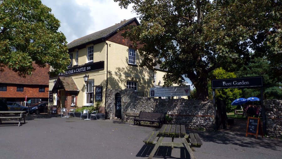 Royal Oak & Castle Inn with Large Beer Garden and Patio