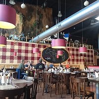 déco original et sympa tout autour, un peu gâchée par la hauteur de plafond style "hangar"
