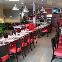 Préparation de la salle pour le repas de Noël