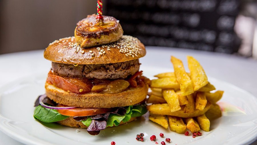 Burger de Canard au Foie gras chaud, Concassé d’Oignons, Frites taillés.