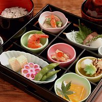 四季の昼御膳(京料理を少しづつ盛り付けました。デザート付)