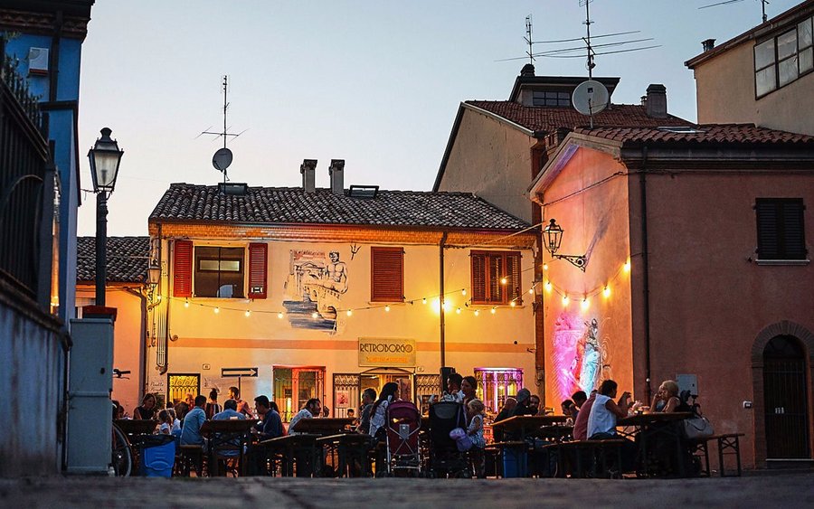Esterno e Piazzetta Pirinela