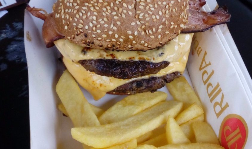 Hamburger com fritas! Bacon, queijo e mta carne...