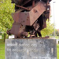 VREDESMONUMENT "Smeed Oorlog om tot Eeuwige Vrede"