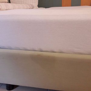 Durchgelegene Matratze und undefinierbare Flecken am Bett.