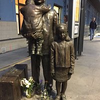 Nicholas Winton monument platform 1a