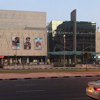 Lugar incrível. Praça de alimentação ao fundo muito linda. Com restaurantes lindos e muito bons.