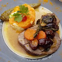 Tendre gigot aux pruneaux et carottes dans son bouillon.