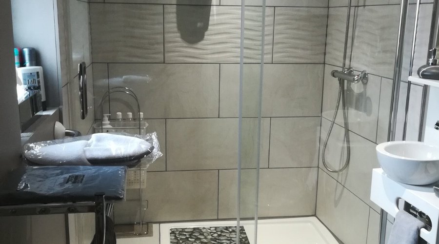 Une salle de bain à votre disposition avant et après un soin de massage...