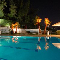 nella piscina si fanno cene e ricevimenti