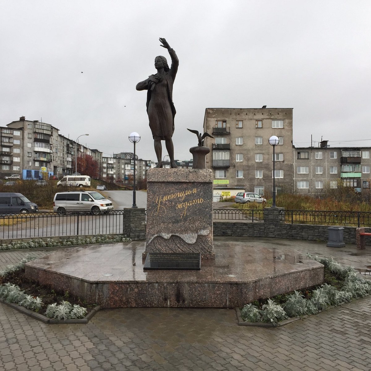 Статуя ждущего. Памятник ждущей в Мурманске. Мемориал ждущей Мурманск. Памятник в Мурманске «the waiting one». Памятник женщине Мурманск.