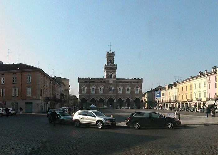 Casalmaggiore - Panoramica di piazza Garibaldi con  ex Santa Croce, Palazzo Municipale, "Listone
