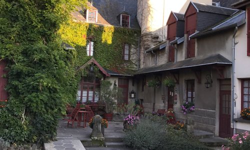 l'entrée de l'hôtel avec une charmante terrasse