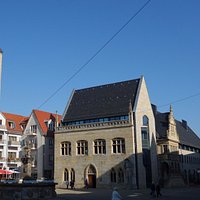 Er steht am "alten" Rathaus