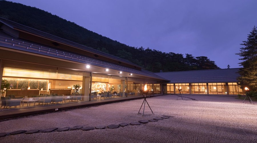 佳松園　夜の中庭