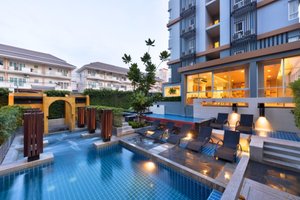 The Grass Serviced Suites in Pattaya, image may contain: Hotel, Resort, Pool, Condo