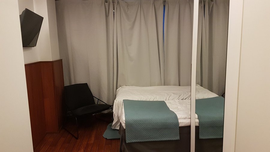Chambre avec deux lits.