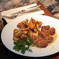 Pommes de ris de veau, pommes grenailles et girolles rissolées