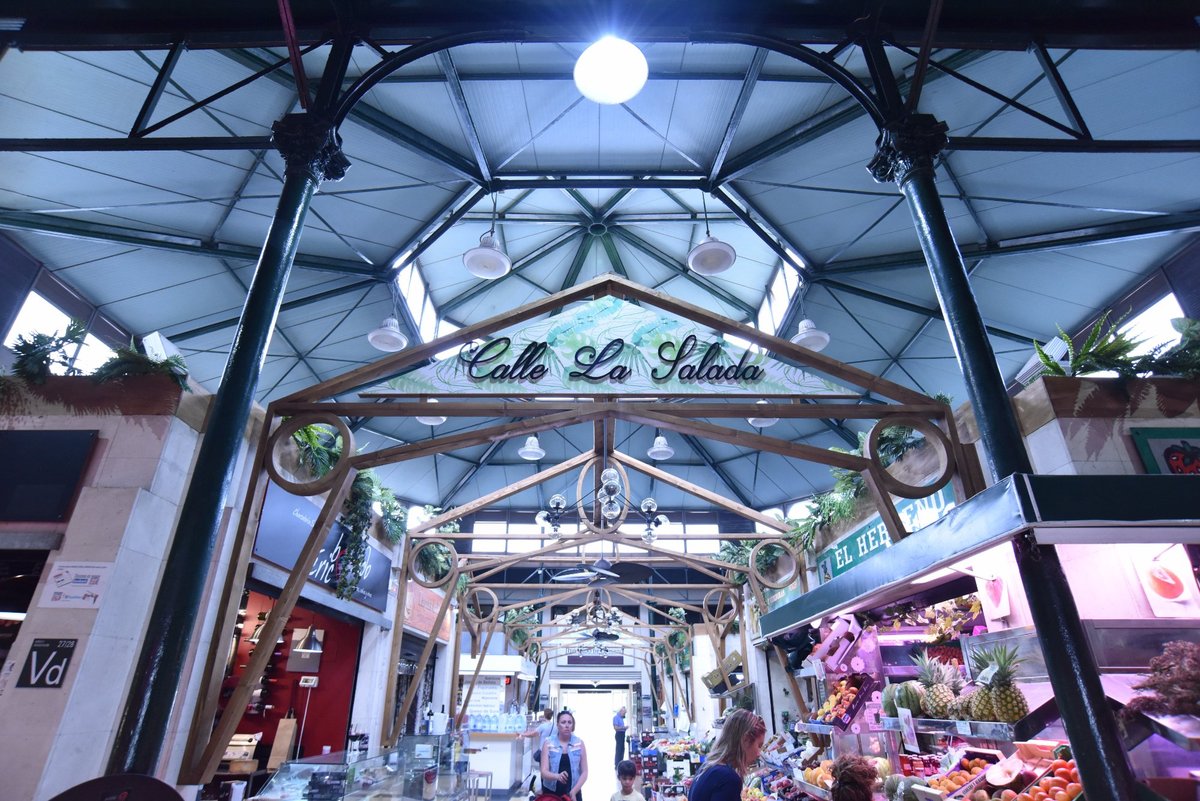 Interior del Mercado del Puerto con productos frescos en Las Palmas
