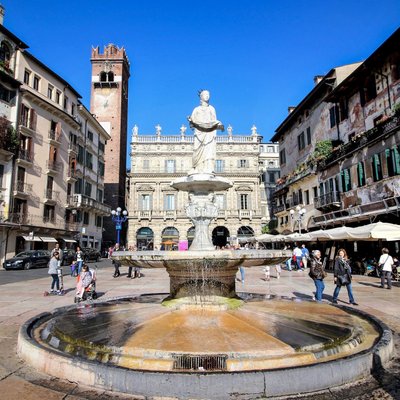 Piazza delle Erbe la fontana