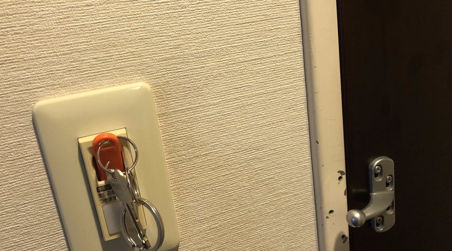 なぜか部屋のロックバーははずされていました